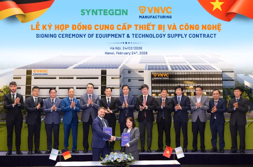 Bà Trần Thị Hồng Thủy - Giám đốc Nhà máy Vaccine và Sinh phẩm VNVC và ông Florian Blobel - Giám đốc Kinh doanh Syntegon Pharma Liquid khu vực Châu Á - Thái Bình Dương ký kết hợp tác. Ảnh: VGP/Thế Vinh