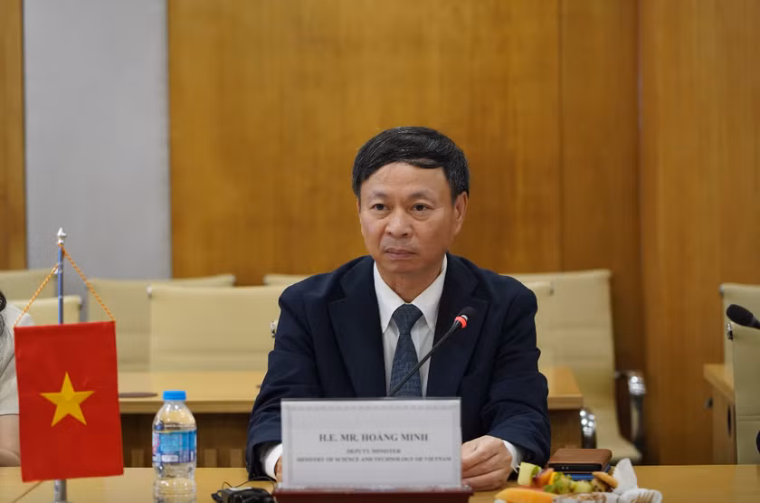 Thứ trưởng Bộ Khoa học và Công nghệ Hoàng Minh phát biểu tại Khóa họp.
