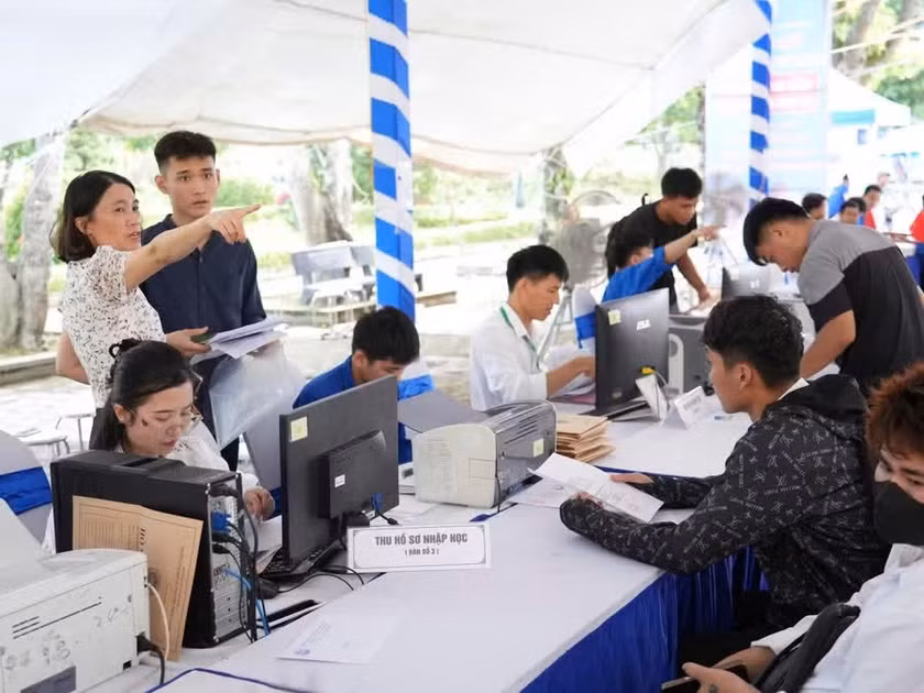 Sinh viên nhập học tại Trường Đại học Sư phạm Kỹ thuật Vinh năm học 2025-2026. Ảnh: Hồ Lài