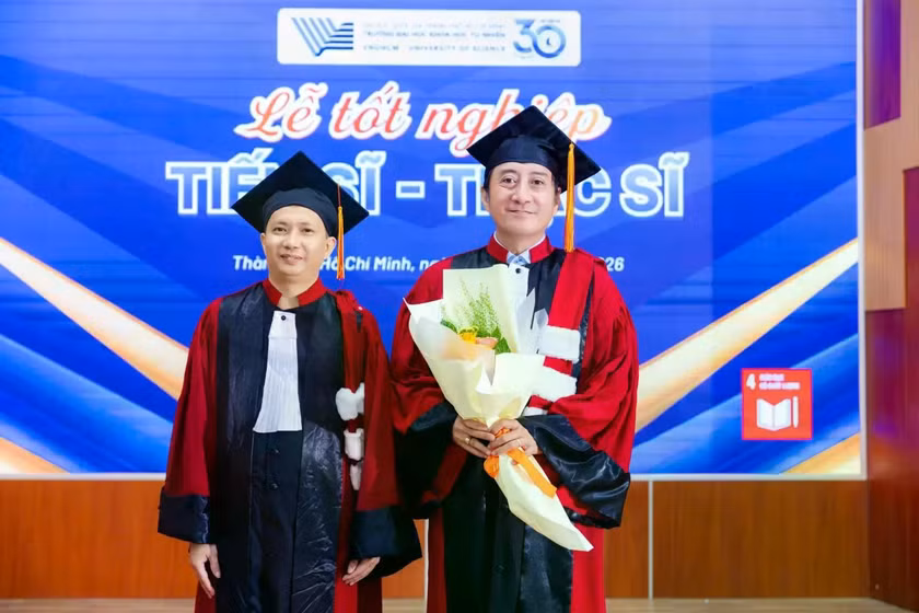 TS Lê Ngọc Năng (bên trái) trở thành tiến sĩ đầu tiên tốt nghiệp ngành Địa chất học của Trường ĐH Khoa học tự nhiên.