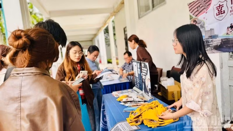 Sinh viên trao đổi thông tin bên lề sự kiện. Ảnh: HNV