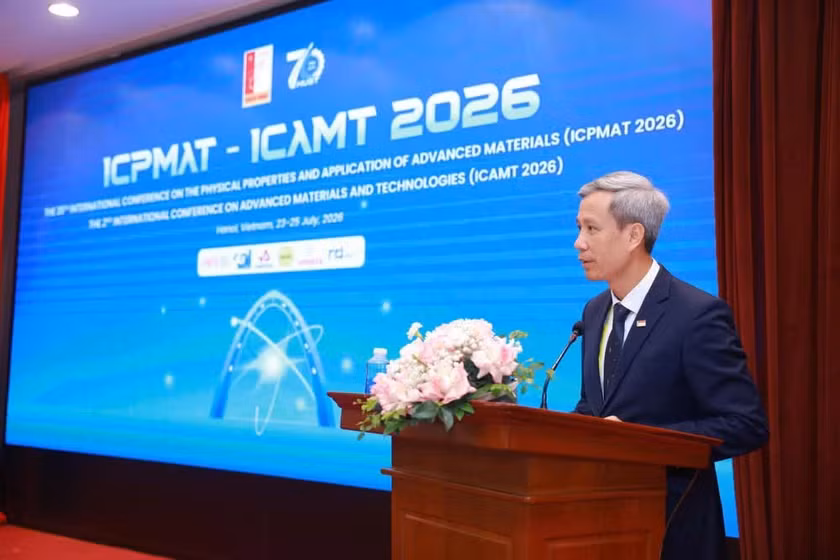 Giáo sư, Tiến sĩ Lê Anh Tuấn, Giám đốc Đại học Bách khoa Hà Nội phát biểu ý kiến.