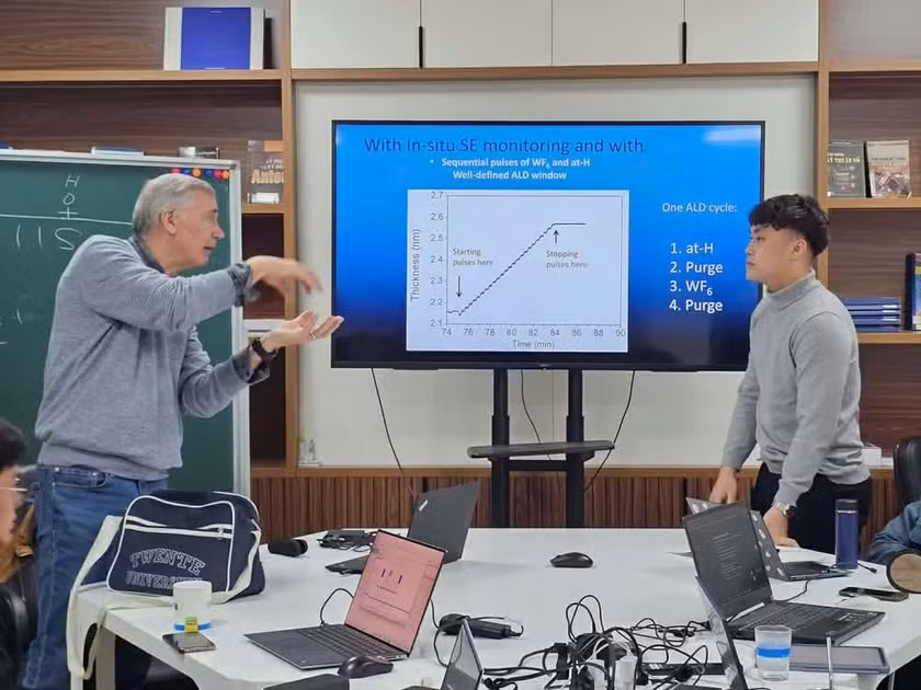 Học viên chương trình V-STT nghe nghe ông Tom Aarnink, Kỹ sư trưởng tại Phòng thí nghiệm Nano thuộc Đại học Kỹ thuật Twente, Hà Lan trình bày bài giảng.
