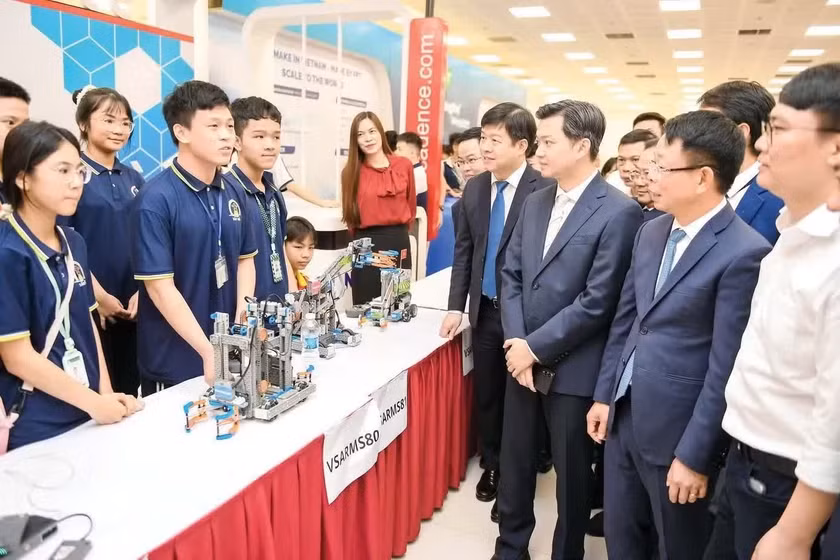 Ủy viên dự khuyết T.Ư Đảng, Bí thư Thường trực T.Ư Đoàn, Chủ tịch T.Ư Hội SVVN Nguyễn Minh Triết cùng các đại biểu tham quan các gian trưng bày tại Vòng Chung kết Cuộc thi Vô địch Quốc gia STEM, AI và Robotics. Ảnh: Dương Triều