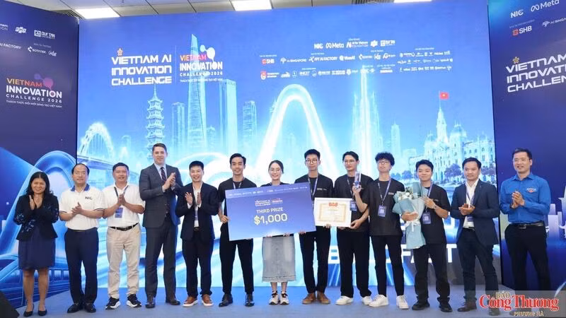 Các đội lên nhận giải thưởng chiến thắng vòng chung kết.