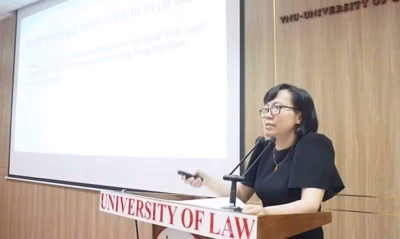 Phó Giáo sư, Tiến sĩ Nguyễn Bích Thảo, Trường đại học Luật, Đại học Quốc gia Hà Nội, đồng Chủ nhiệm Dự án “Nghiên cứu xây dựng bộ nguyên tắc và một số hướng dẫn về trí tuệ nhân tạo có trách nhiệm (RAI) tại Việt Nam” trình bày về việc xây dựng bộ tiêu chuẩn thực hành đạo đức AI gắn với kết nối giữa Khung quốc gia và các cơ chế trách nhiệm giải trình, khiếu nại thỏa đáng.