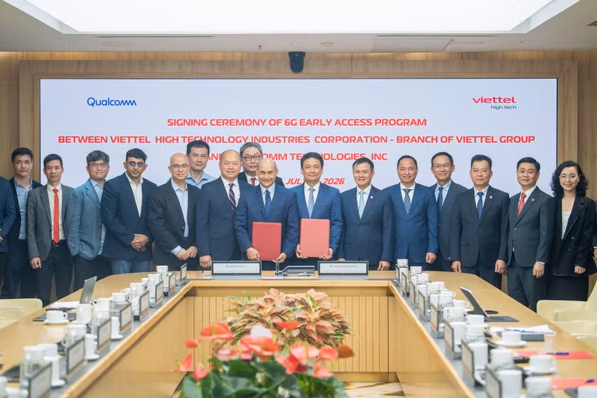 Đại diện Viettel và Qualcomm ký kết tham gia chương trình truy cập sớm nền tảng 6G. Ảnh: Mai Lê