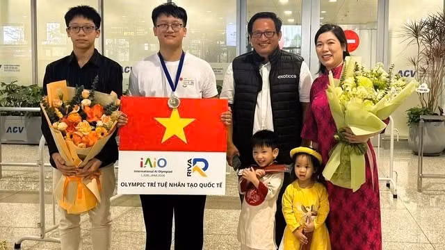 Trần Thuận Hiếu (thứ hai từ trái qua) vừa xuất sắc giành được học bổng toàn phần trị giá khoảng 12 tỷ đồng tại Đại học Chicago (Mỹ).
