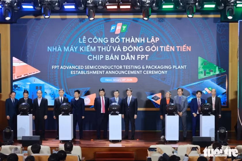 Các đại biểu thực hiện nghi thức công bố thành lập nhà máy kiểm thử và đóng gói chip bán dẫn FPT - Ảnh: CHÍ HIẾU