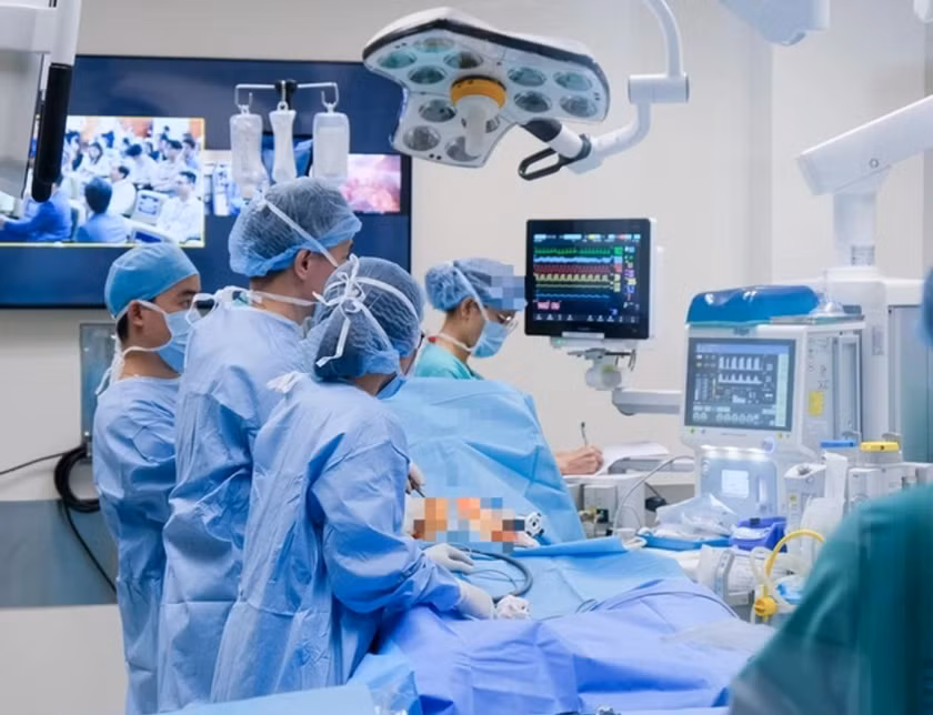 Ê kíp bác sĩ trong phòng phẫu thuật tại Bệnh viện FV (TP.HCM) ẢNH: BVCC