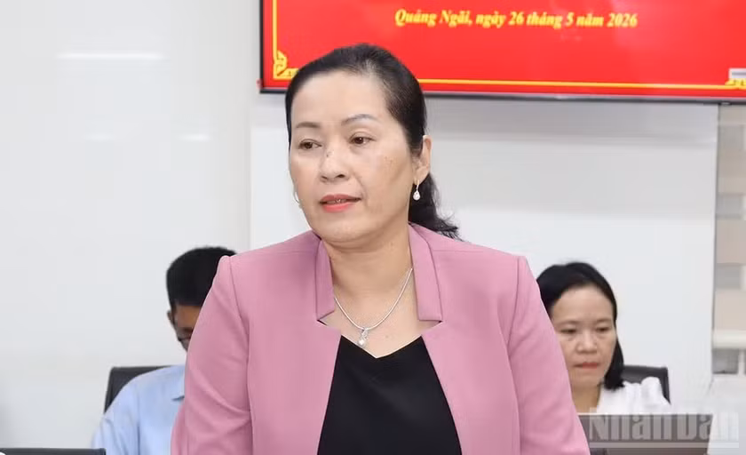 Đồng chí Đinh Thị Hồng Minh, Phó Bí thư Tỉnh ủy, Trưởng Đoàn đại biểu Quốc hội tỉnh Quảng Ngãi phát biểu ý kiến tại buổi làm việc.