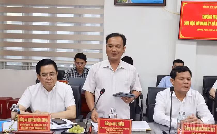 Đồng chí U Huấn, Ủy viên dự khuyết Trung ương Đảng, Phó Bí thư Thường trực Tỉnh ủy, Chủ tịch Ủy ban Mặt trận Tổ quốc Việt Nam tỉnh Quảng Ngãi phát biểu ý kiến tại buổi làm việc.