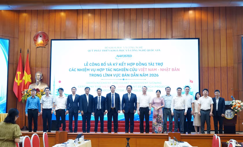 Các đại biểu chụp ảnh kỷ niệm.