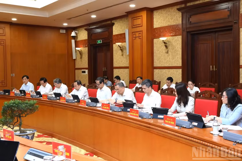 Các đồng chí lãnh đạo Đảng, Nhà nước và các đại biểu tham dự cuộc làm việc.