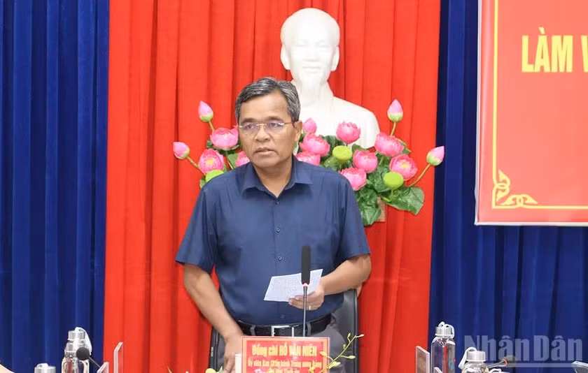 Đồng chí Hồ Văn Niên, Ủy viên Trung ương Đảng, Bí thư Tỉnh ủy Quảng Ngãi phát biểu kết luận buổi làm việc với Đảng ủy Sở Khoa học và Công nghệ.