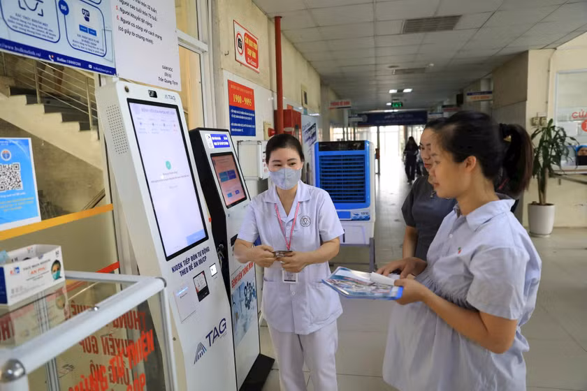 Chuyển đổi số trong lĩnh vực y tế tại xã Yên Lãng, thành phố Hà Nội. Ảnh Phạm Hùng