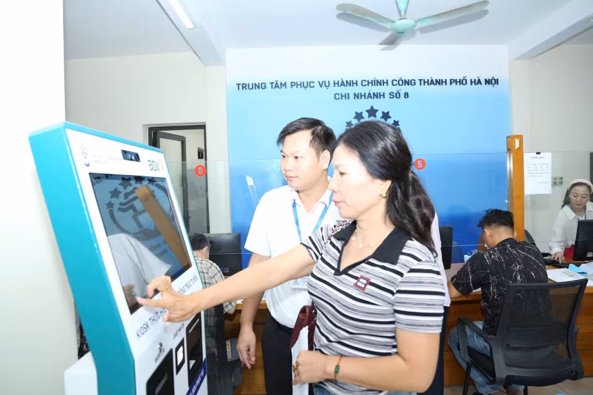 Chuyển đổi số trong giải quyết thủ tục hành chính tại Trung tâm dịch vụ hành chính công thành phố Hà Nội, chi nhánh số 8, xã Quang Minh, Hà Nội. Ảnh Phạm Hùng