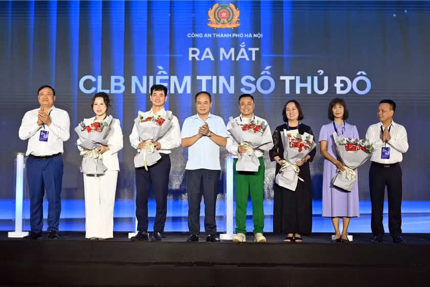 Trung tướng Nguyễn Thanh Tùng, Giám đốc CATP Hà Nội cùng các đồng chí lãnh đạo tại nghi thức ra mắt CLB "Niềm tin số Thủ đô"
