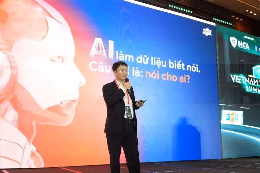 Ông Nguyễn Xuân Việt – Giám đốc Khối Dịch vụ Công nghệ mới, FPT IS, Tập đoàn FPT chia sẻ về tình hình gia tăng rủi ro an toàn thông tin trong thời đại AI làm dữ liệu“biết nói”.