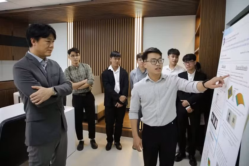 Học viên Phí Văn Hòa trình bày kết quả nghiên cứu với đại diện Samsung Electronics Hàn Quốc.