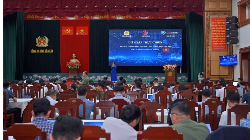 Toàn cảnh lễ khai mạc Diễn tập thực chiến bảo đảm an ninh mạng tỉnh Đắk Lắk lần thứ nhất năm 2026.