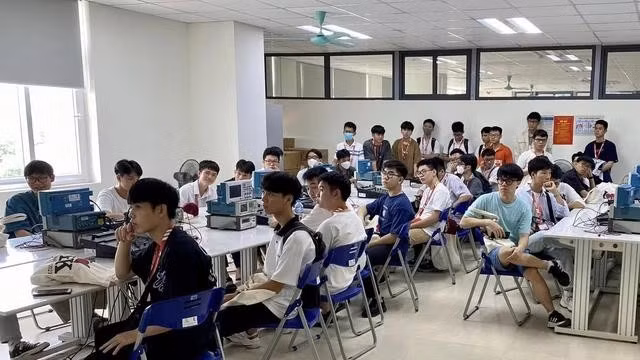 Học sinh THPT tham gia ngày hội Open day tại Trường Điện - Điện tử, Đại học Bách Khoa Hà NộiẢNH: BẢO HUY