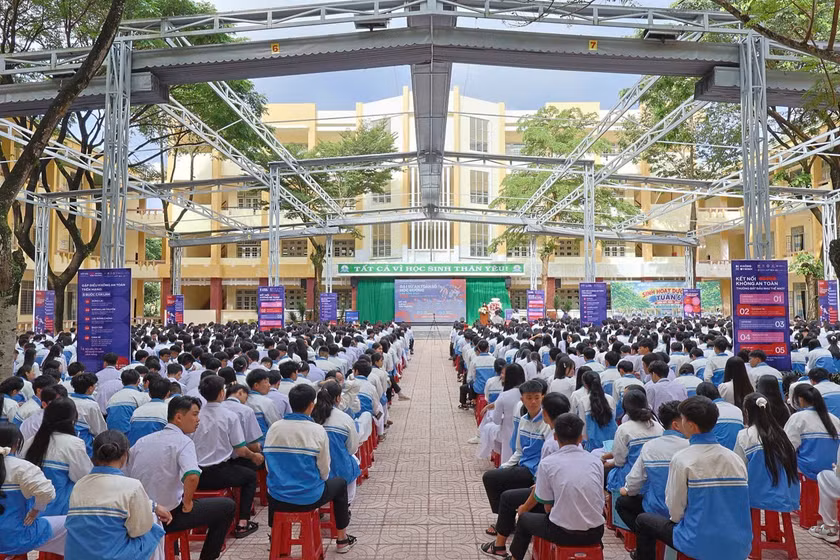 Gần 5.000 học sinh, sinh viên Lâm Đồng hưởng ứng chiến dịch ‘Không Một Mình’ - Ảnh 5.