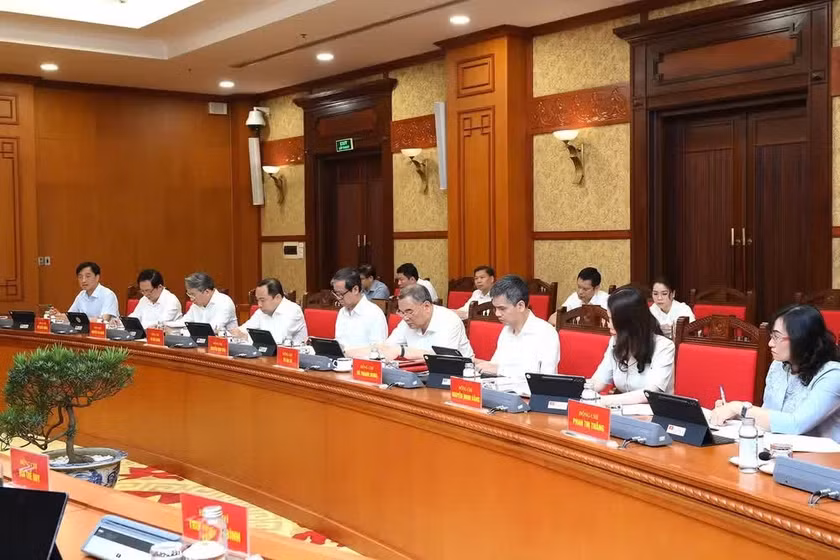Các đồng chí lãnh đạo Đảng, Nhà nước và các đại biểu tham dự cuộc làm việc. (Ảnh: ĐĂNG KHOA)