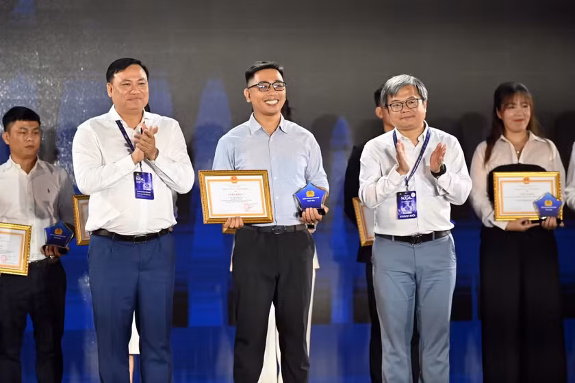 Phó Chủ tịch UBND TP Trương Việt Dũng và Đại tá Nguyễn Tiến Đạt, Phó Giám đốc CATP trao Giấy khen của Giám đốc CATP tặng các tập thể, cá nhân ngoài lực lượng CAND có thành tích xuất sắc, góp phần bảo vệ an ninh quốc gia và bảo đảm trật tự an toàn xã hội trên địa bàn thành phố Hà Nội