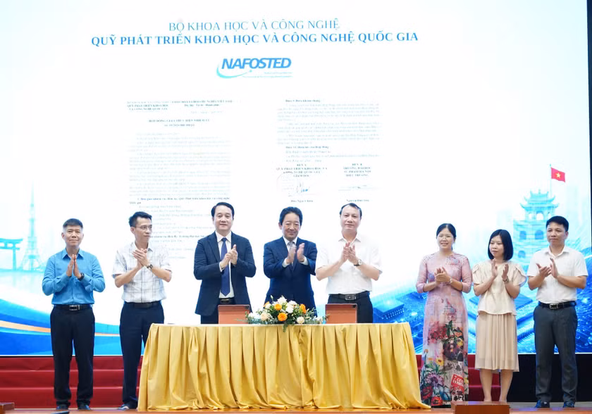Các đại biểu thực hiện ký kết hợp đồng đối với nhiệm vụ: Thiết kế, mô phỏng và chế tạo vi mạch thế hệ mới tích hợp ba chiều CFET dùng transistor màng mỏng Si.