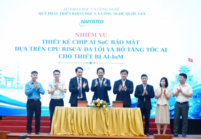 Các đại biểu thực hiện ký kết hợp đồng đối với nhiệm vụ: Thiết kế chip AI SoC bảo mật dựa trên CPU RISC-V đa lõi và bộ tăng tốc AI cho thiết bị AI-IoM.