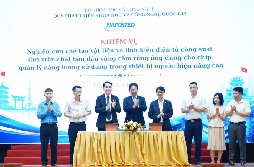 Các đại biểu thực hiện ký kết hợp đồng đối với nhiệm vụ: Nghiên cứu chế tạo vật liệu và linh kiện điện tử công suất dựa trên chất bán dẫn vùng cấm rộng ứng dụng cho chip quản lý năng lượng sử dụng trong thiết bị nguồn hiệu năng cao.