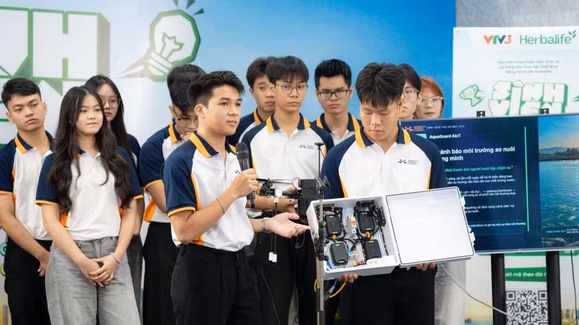 Đội trường Đại học Công nghệ Giao thông vận tải giới thiệu "AquaGuard AIoT", hệ thống cảnh báo môi trường ao nuôi cá, tôm.