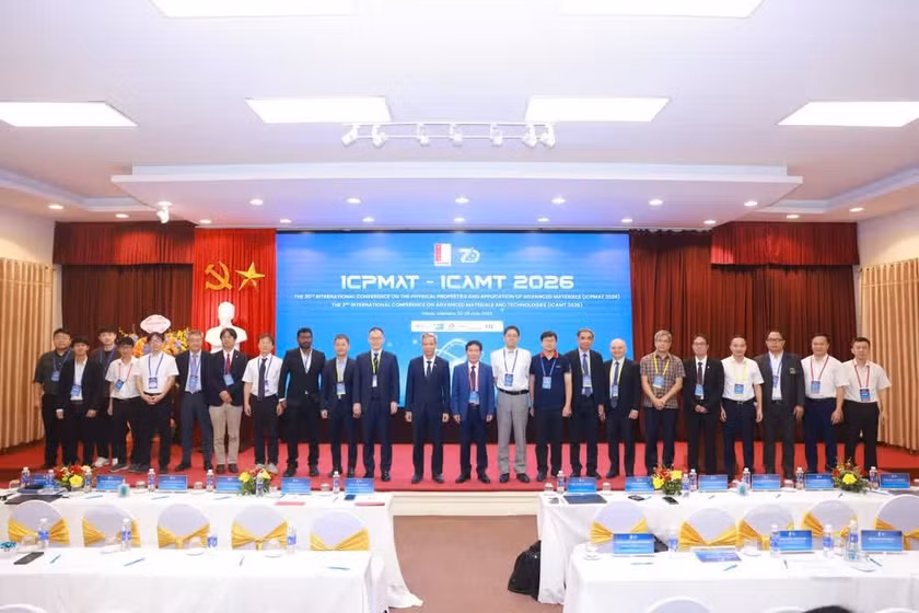 Giáo sư, Tiến sĩ Lê Anh Tuấn, Giám đốc Đại học Bách khoa Hà Nội cùng các đại biểu, các nhà khoa học trong nước và quốc tế tham dự hội thảo.