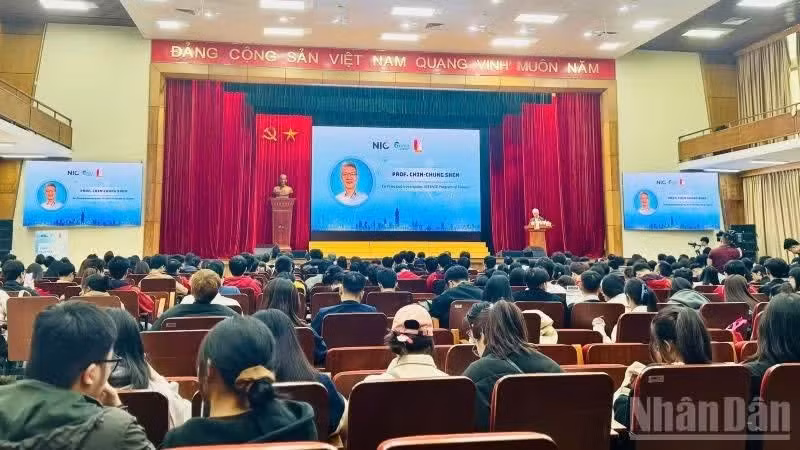 Đông đảo sinh viên tham dự chương trình tại Hà Nội chiều 11/3. (Ảnh: HNV)