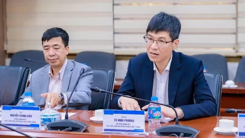 Giáo sư, Tiến sĩ Từ Minh Phương - Bí thư Đảng ủy PTIT trao đổi tại buổi lễ ký kết.