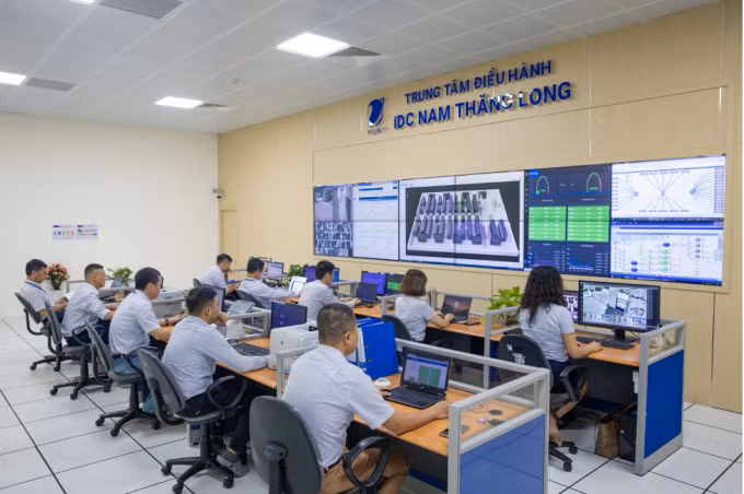 Nhân viên tại trung tâm điều hành IDC Nam Thăng Long. Ảnh: VNPT