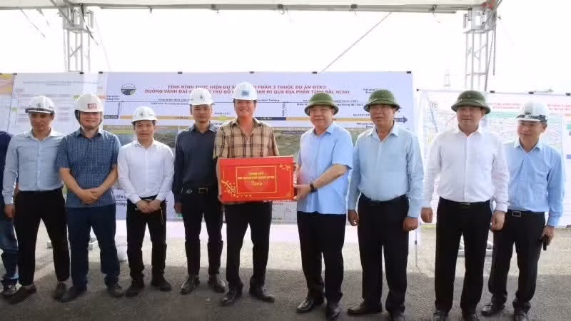 Đoàn công tác tặng quà động viên công nhân tại công trường đường Vành đai 4.