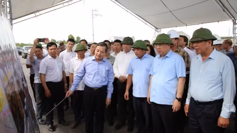 Lãnh đạo tỉnh Bắc Ninh báo cáo tiến độ dự án.