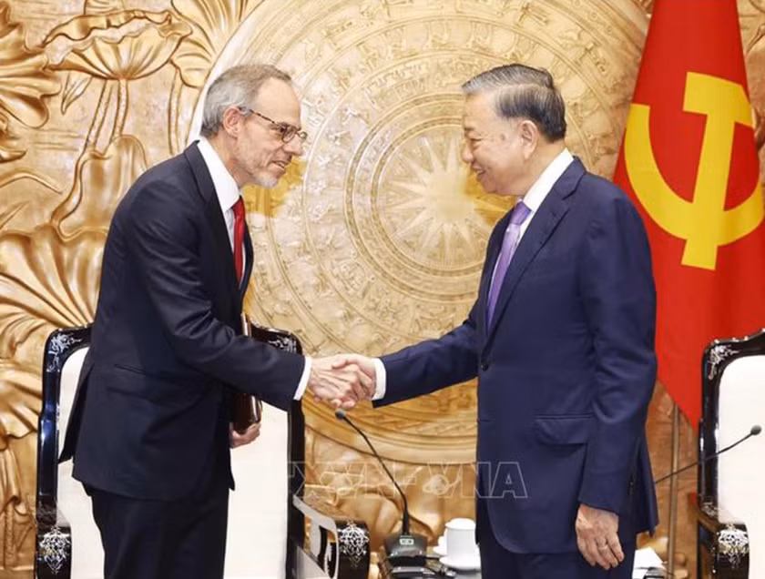 Tổng Bí thư, Chủ tịch nước Tô Lâm tiếp ông David Zapolsky, Phó Chủ tịch cấp cao, Giám đốc Pháp lý và Quan hệ Toàn cầu của tập đoàn Amazon - Ảnh: TTXVN