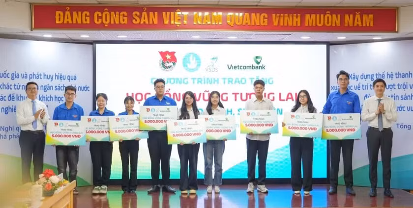 T.Ư Hội SVVN trao tặng học bổng Vững tương lai năm 2025.