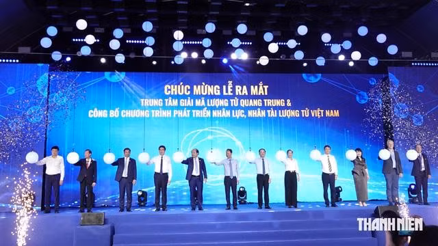 Lãnh đạo tỉnh Gia Lai cùng các đại biểu thực hiện nghi thức ra mắt Trung tâm Giải mã lượng tử Quang Trung