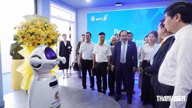 Các đại biểu tham quan khu trưng bày tại Trung tâm Giải mã lượng tử Quang Trung