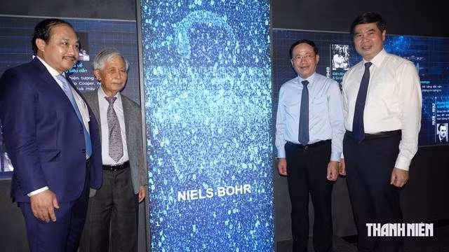 Ông Trần Ngô Phúc Vũ, Chủ tịch HĐQT Nam A Bank (ngoài cùng bên trái), GS Trần Thanh Vân, ông Phạm Anh Tuấn và ông Lâm Hải Giang (Phó chủ tịch UBND tỉnh Gia Lai) tại lễ ra mắt Trung tâm Giải mã lượng tử Quang Trung