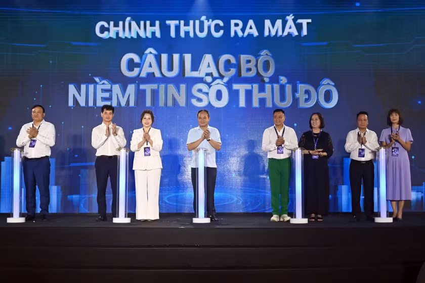 Các đồng chí lãnh đạo thực hiện nghi thức ra mắt Câu lạc bộ "Niềm tin số Thủ đô"