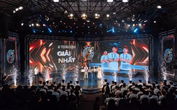 Đội Neural Ninjas nhận giải Nhất tại AI Young Guru. Ảnh: Vân Anh