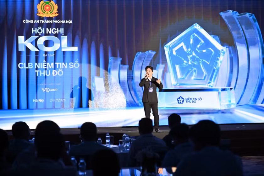 Ca sĩ Tùng Dương biểu diễn tại hội nghị. Đông đảo nghệ sĩ nổi tiếng, KOLs, KOC đã dự sự kiện ý nghĩa này