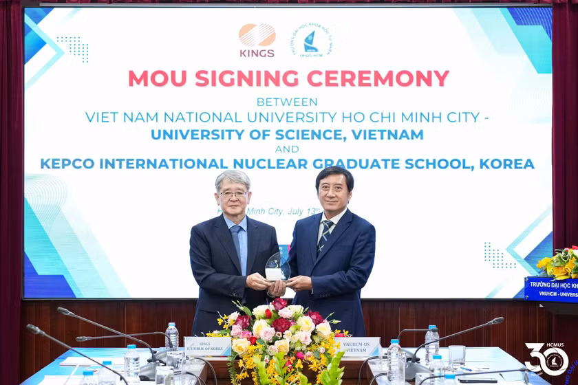 PGS.TS. Trần Lê Quan và GS. Dong-Wook Jerng trao tặng quà lưu niệm.