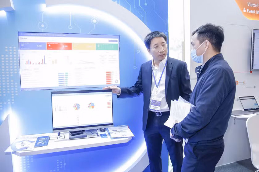 Ông Vũ Lâm Bằng, CEO Công ty Cổ phần Bitcare trao đổi với khách hàng.