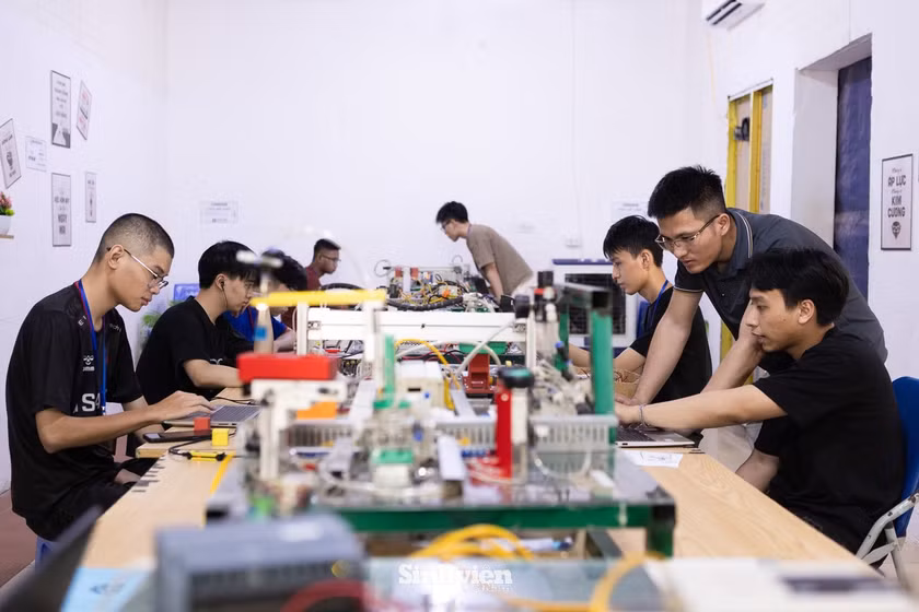 Sinh viên tìm kiếm thêm những phòng lab kỹ thuật bên ngoài nhà trường để tăng thời gian thực hành. (Ảnh minh hoạ)
